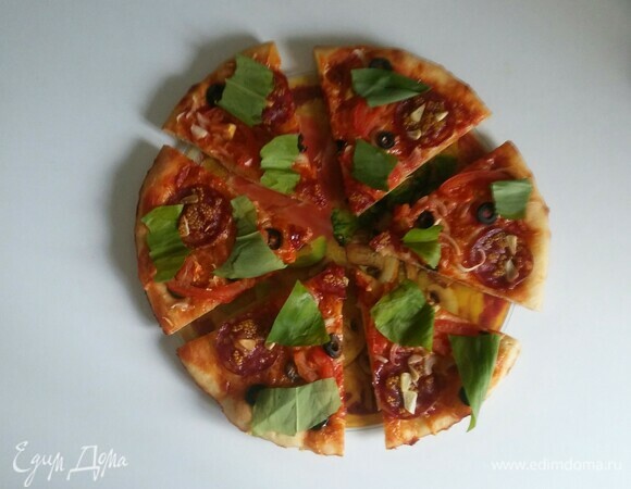 Пицца с колбасой помидорами и сыром
