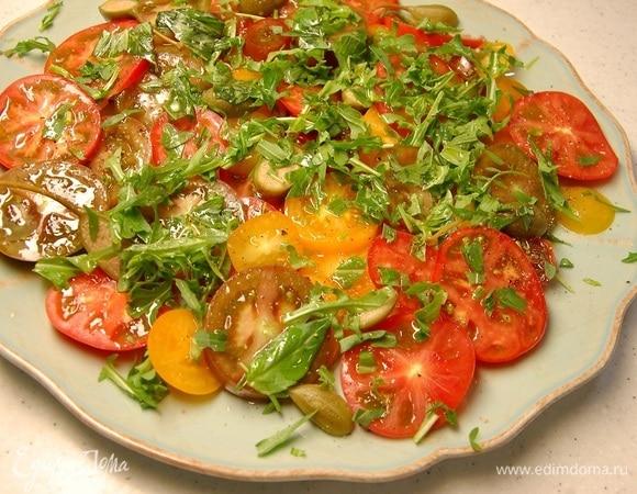 Салат из помидоров с каперсами, тархуном и руколой