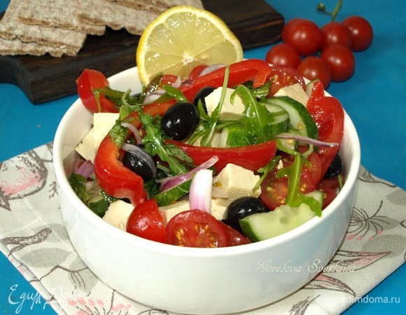 Греческий салат с тофу и руколой