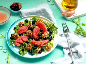 Салат с грейпфрутом, черникой, грецким орехом и руколой