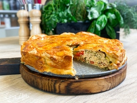 Пирог с творожно-сырной начинкой и овощами
