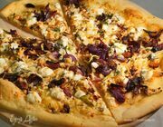 Пицца с овощами и сыром фета по-гречески