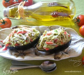Салат с крабовыми палочками в лодочках из авокадо