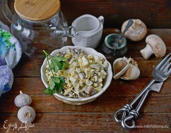Салат с грибами, сыром и яйцами