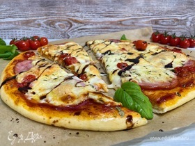 Пицца с ветчиной и базиликом
