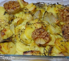 Картофель, запеченный с шалотом, чесноком и розмарином