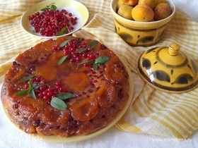 Пирог-перевертыш с абрикосами и смородиной
