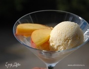 Сливочное мороженое с персиками