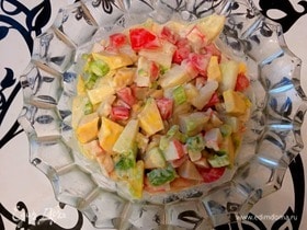 Салат с крабовыми палочками, авокадо и дыней