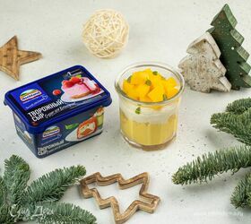 Десерт в стакане с творожным сыром и фруктами