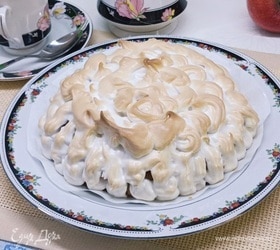 Блинный пирог с яблоками и меренгой