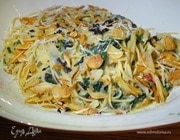 Спагетти с чипсами из чеснока, козьим сыром и зеленью