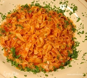 Феттучине в томатном соусе с оливками, анчоусами и каперсами