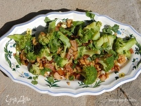 Салат из брокколи с орехами, панчеттой и перцем чили