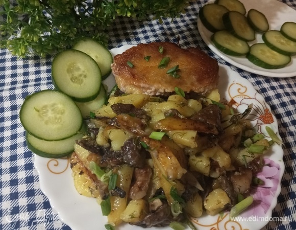 Жареная картошка с грибами и луком