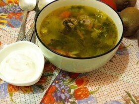 Суп с фрикадельками и шпинатом