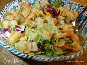 Свежий салат с гренками и соусом из голубого сыра
