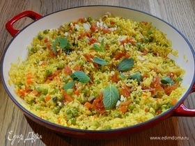 Рис с зеленым горошком, морковью, курагой и орехами