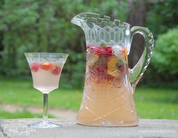 Летний фруктовый напиток с малиной и мятой
