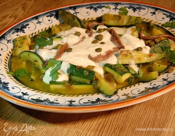 Салат из цукини с бурратой, анчоусами и каперсами