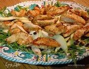 Салат с курицей, фенхелем, яблоком и фисташками