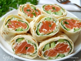 Рулет с красной рыбой и огурцами