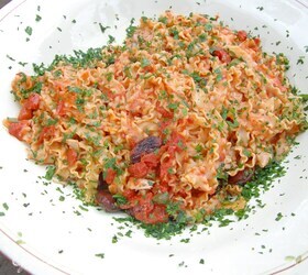 Паста путанеска с тунцом, анчоусами и каперсами