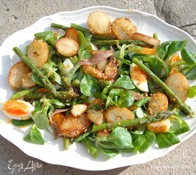 Салат из спаржи и молодого картофеля с яйцами и анчоусами