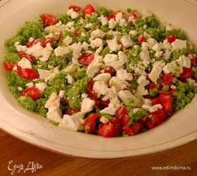 Летний салат из кускуса со свежими овощами, фетой и зеленой заправкой Летний салат из кускуса со свежими овощами, фетой и зеленой заправкой