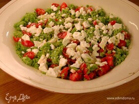 Летний салат из кускуса со свежими овощами, фетой и зеленой заправкой
