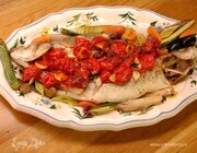 Запеченный с сезонными овощами сибас под свежим томатным соусом Запеченный с сезонными овощами сибас под свежим томатным соусом