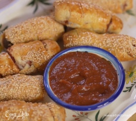 Запеченные в слоеном тесте сосиски с домашним сливовым соусом