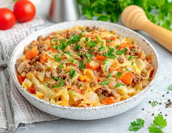 Тушеная капуста с фаршем на сковороде