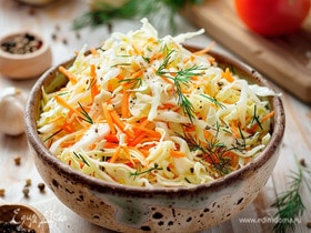 Салат из молодой капусты с морковью и уксусной заправкой