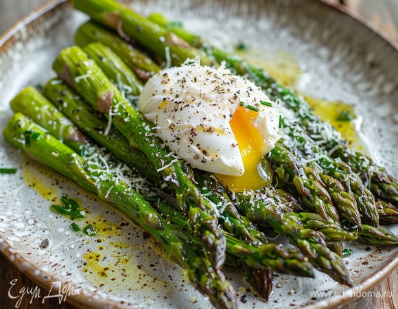 Запеченная спаржа с яйцом пашот и пармезаном Запеченная спаржа с яйцом пашот и пармезаном
