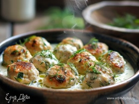 Куриные фрикадельки с кабачком и укропом в йогуртовом соусе
