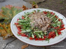 Салат из гречневой лапши с огурцами, помидорами и арахисом Салат из гречневой лапши с огурцами, помидорами и арахисом