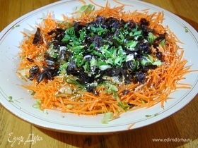 Азиатский салат с огурцами, морковью и имбирной заправкой Азиатский салат с огурцами, морковью и имбирной заправкой