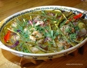 Куриные бедрышки под абрикосовым джемом, запеченные с цукини и стручковой фасолью