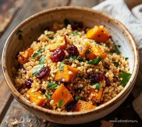 Булгур с тыквой, клюквой и зеленью