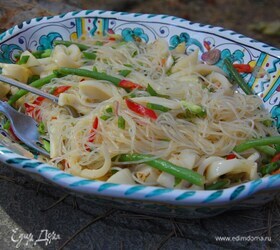 Азиатский салат из фунчозы с кальмарами и стручковой фасолью