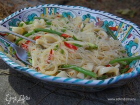 Азиатский салат из фунчозы с кальмарами и стручковой фасолью