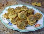 Слоеные улитки с соусом песто Слоеные улитки с соусом песто