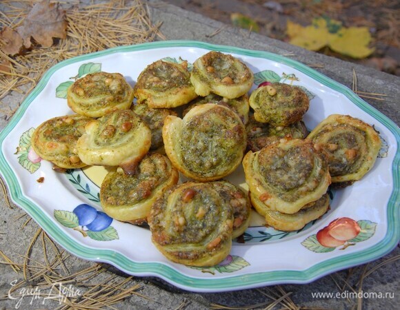 Слоеные улитки с соусом песто