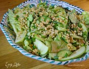 Салат с авокадо, сельдереем, зеленым яблоком и арахисом