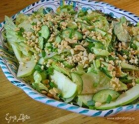 Салат с авокадо, сельдереем, зеленым яблоком и арахисом