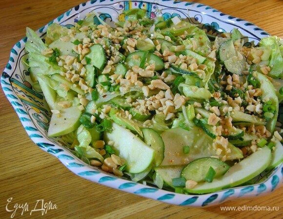 Салат с авокадо, сельдереем, зеленым яблоком и арахисом