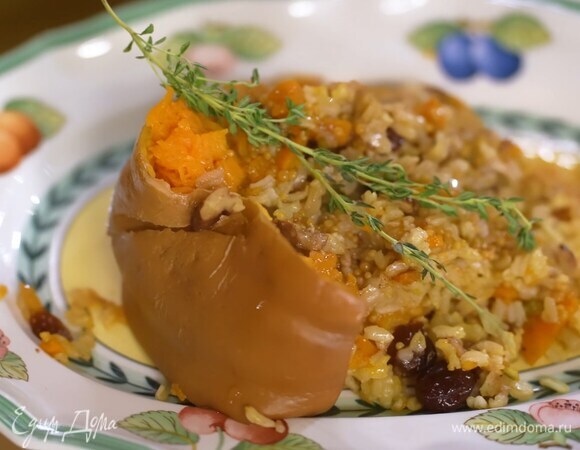 Тыква, фаршированная бурым рисом, клюквой и орехами пекан Тыква, фаршированная бурым рисом, клюквой и орехами пекан