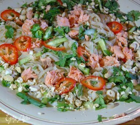 Рисовая лапша с копченой форелью, кешью и огурцом