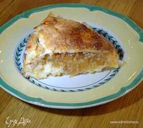 Закрытый пирог с яблоками, миндалем и заварным кремом